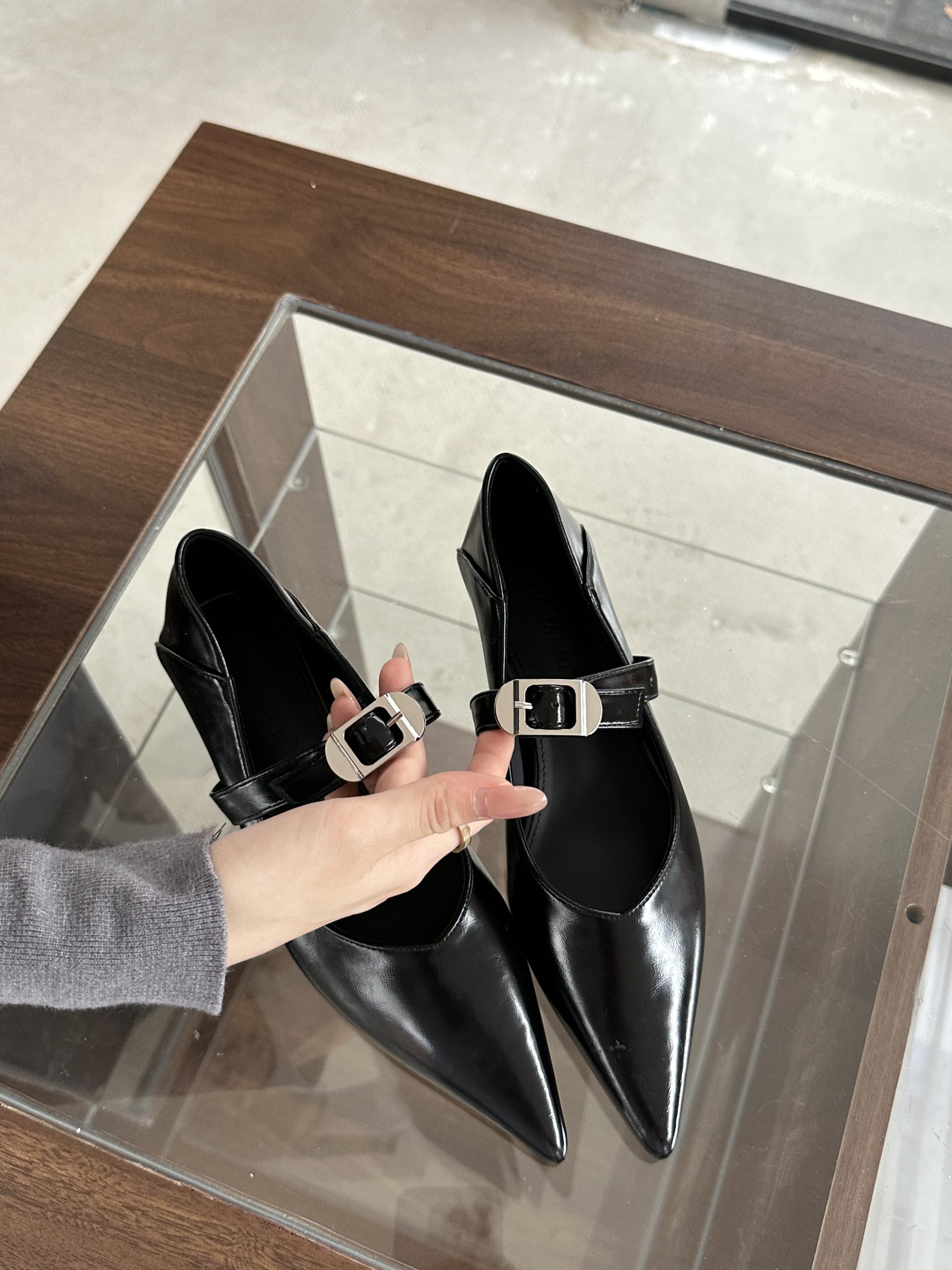 french-style-pointed-toe-buckle-design-womens-flat-shoes-2024-autumn-new-low-heel-elegant-high-heels_1
